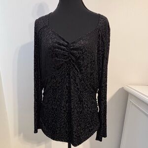 Black burnout velvet floral women’s Size XL
L/S top ruched sides whimsigoth